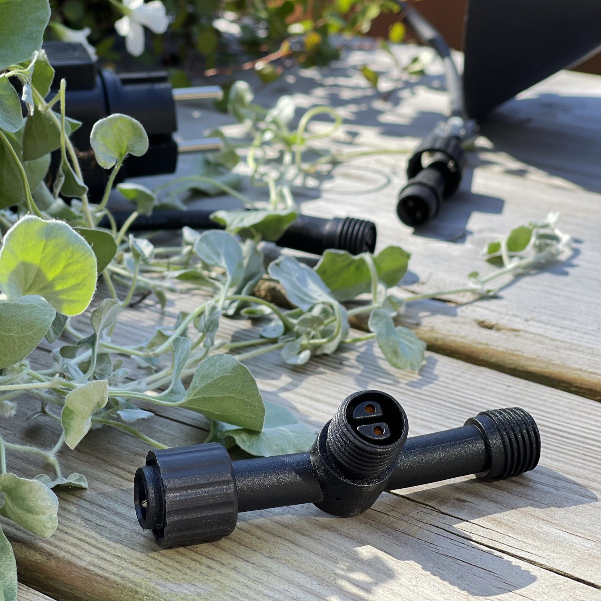 Conector En T Negro De Lightson - Con el conector T tienes dos opciones, por ejemplo si quieres instalar una lámpara y luego continuar el cable hacia otras lámparas.