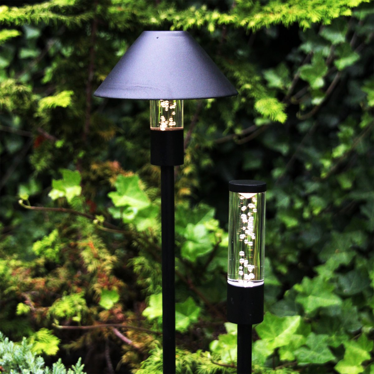 Apollo Negro De Lightson - Sin sombra, se crea una columna de luz que crea un brillo general que se ve bien en el césped ornamental bajo o alrededor del estanque del jardín.