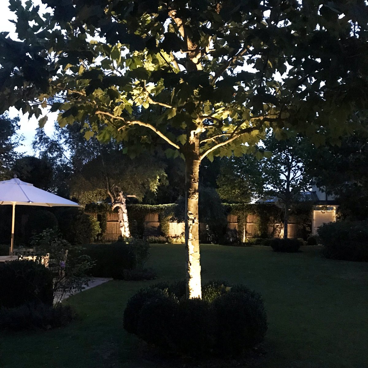 Luna Start Negro De Lightson - Tambi&eacute;n puedes usar Luna en las paredes de la casa, en los aleros y en la cerca, ya que la estaca es removible y se puede atornillar f&aacute;cilmente al suelo.
