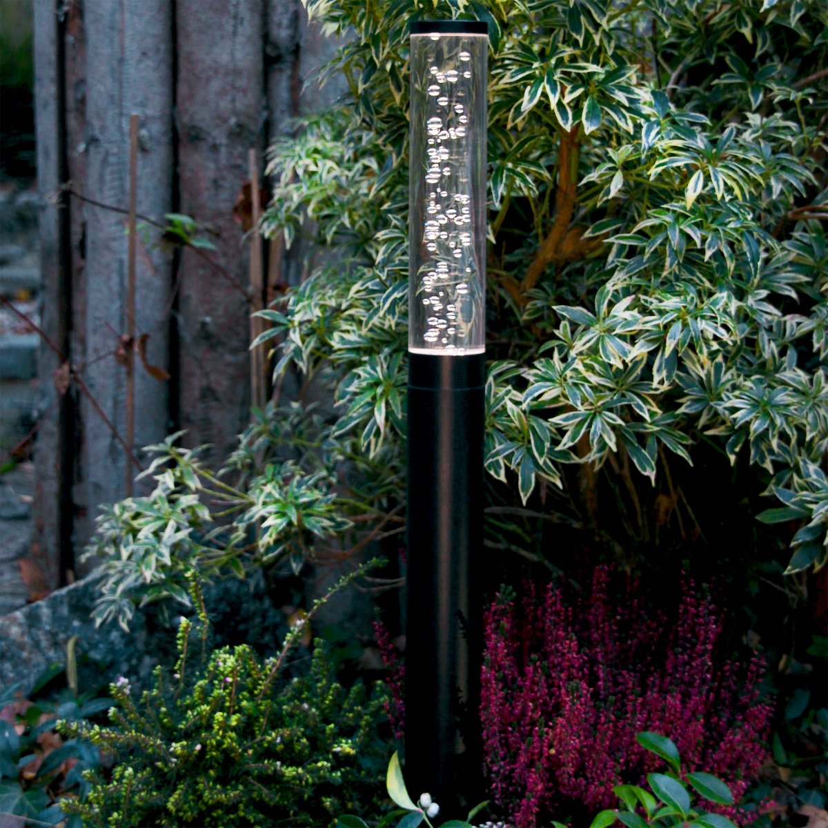 Pollux Negro De Lightson - Es agradable colocar varios Pollux en un grupo en un macizo de plantas perennes o junto a un estanque para crear una hermosa instalaci&oacute;n de iluminaci&oacute;n en el jard&iacute;n.