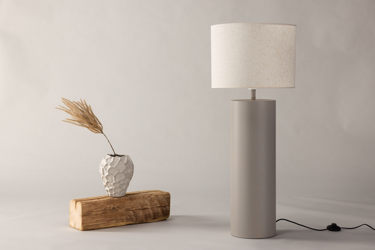 Umeå Gris lámpara de pie De Venture Design - La base redondeada de la lámpara en gris, junto con la pantalla de lino gris claro, le da al hogar un toque lujoso.