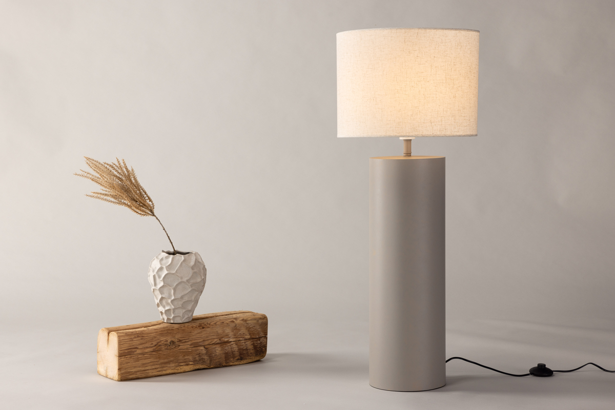 Umeå Gris lámpara de pie De Venture Design - La base redondeada de la lámpara en gris, junto con la pantalla de lino gris claro, le da al hogar un toque lujoso.