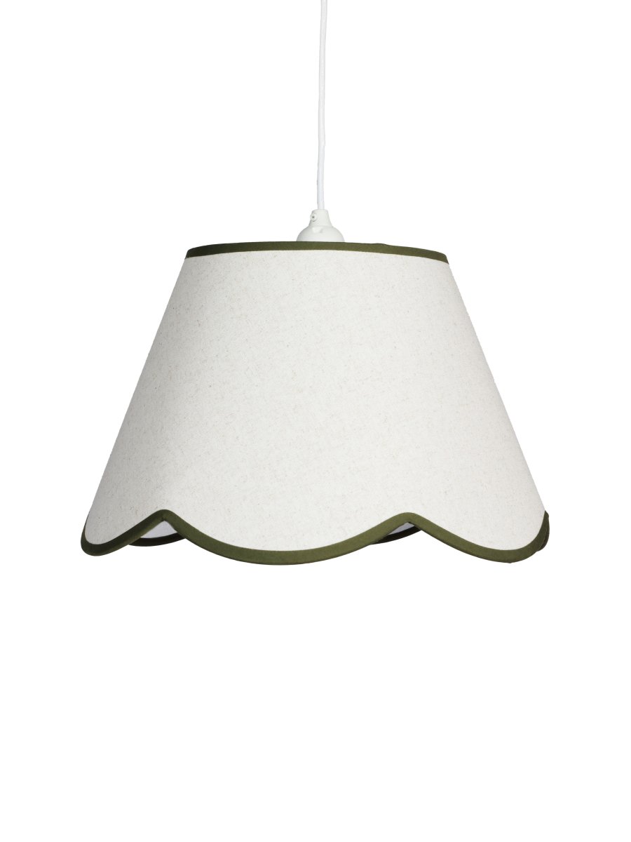 Nell Ø35 Beige/verde Lámpas de techo De PR Home - Su textura suave y su borde inferior decorativo, ondulado y de color verde oscuro, le confieren un aspecto elegante y armonioso, ideal tanto para espacios contempor&aacute;neos como tradicionales.