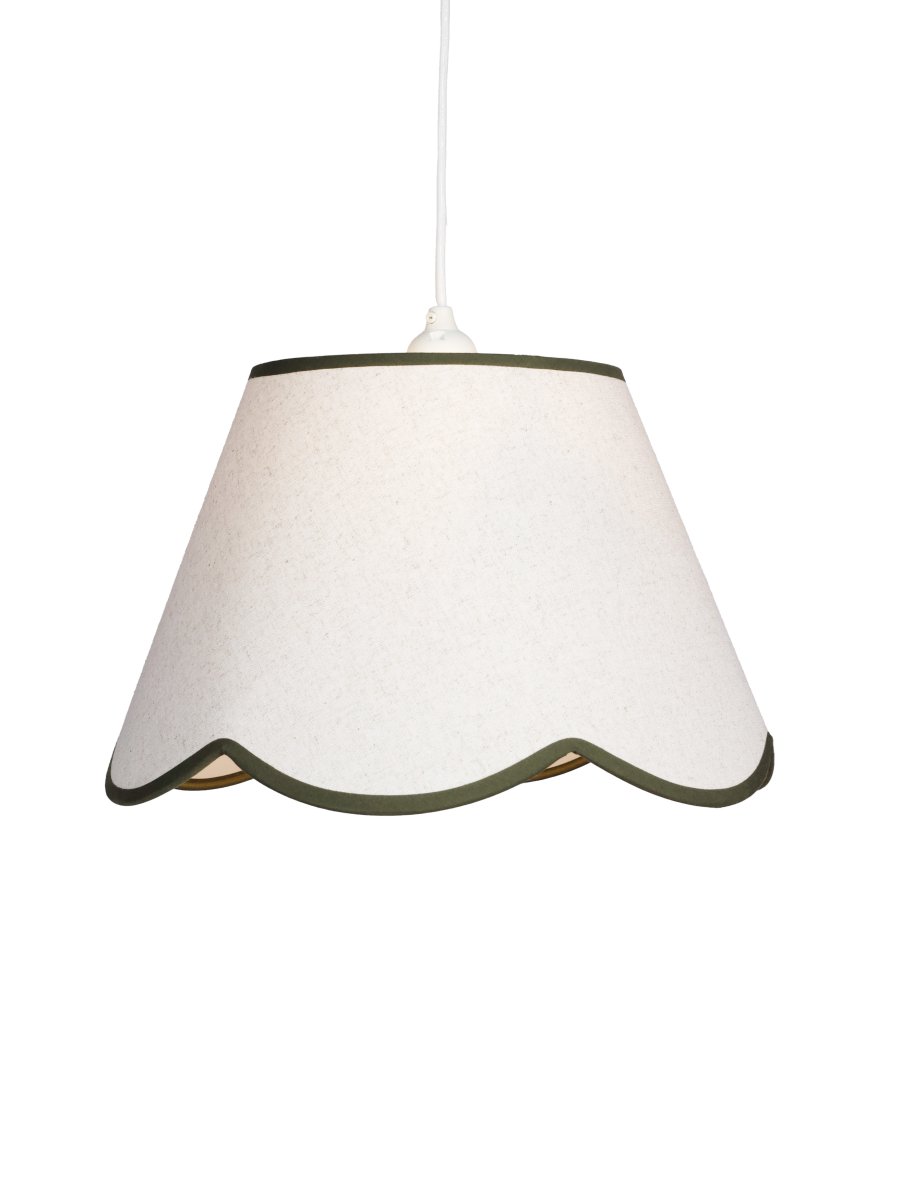Nell Ø35 Beige/verde Lámpas de techo De PR Home - Su textura suave y su borde inferior decorativo, ondulado y de color verde oscuro, le confieren un aspecto elegante y armonioso, ideal tanto para espacios contempor&aacute;neos como tradicionales.