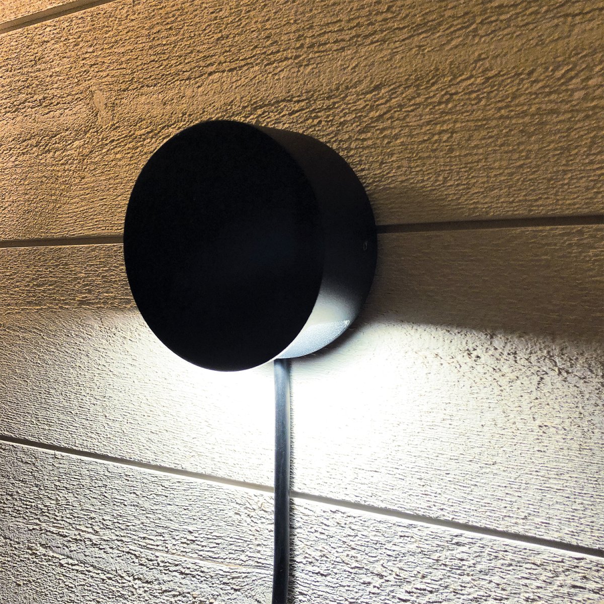 Nero Negro De Lightson - Nero es una lámpara elegante que se puede montar fácilmente en una pared, una cerca o un poste.