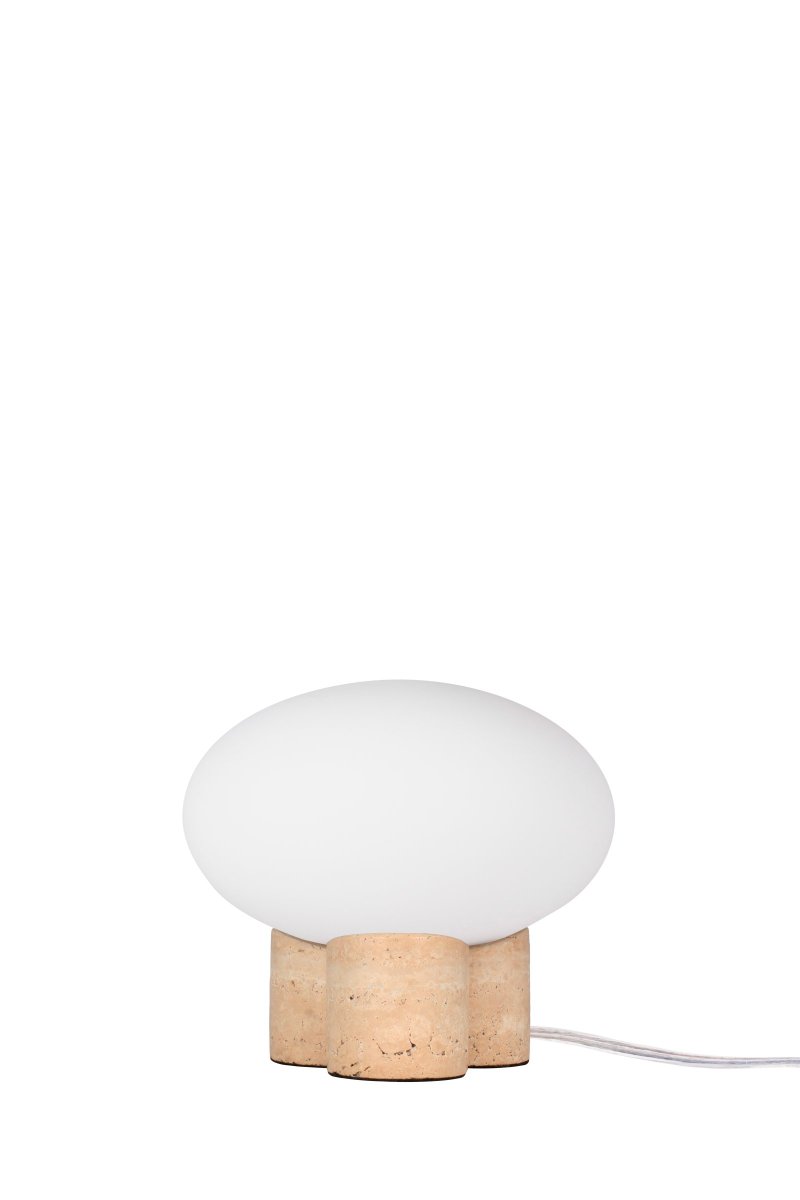 Mammut 18cm Tufo lámpara de mesa De Globen Lighting - La base de la lámpara está equipada con una pantalla de cristal redonda, blanca mate y aplanada, de un tamaño ligeramente sobredimensionado, que crea una expresión lúdica.