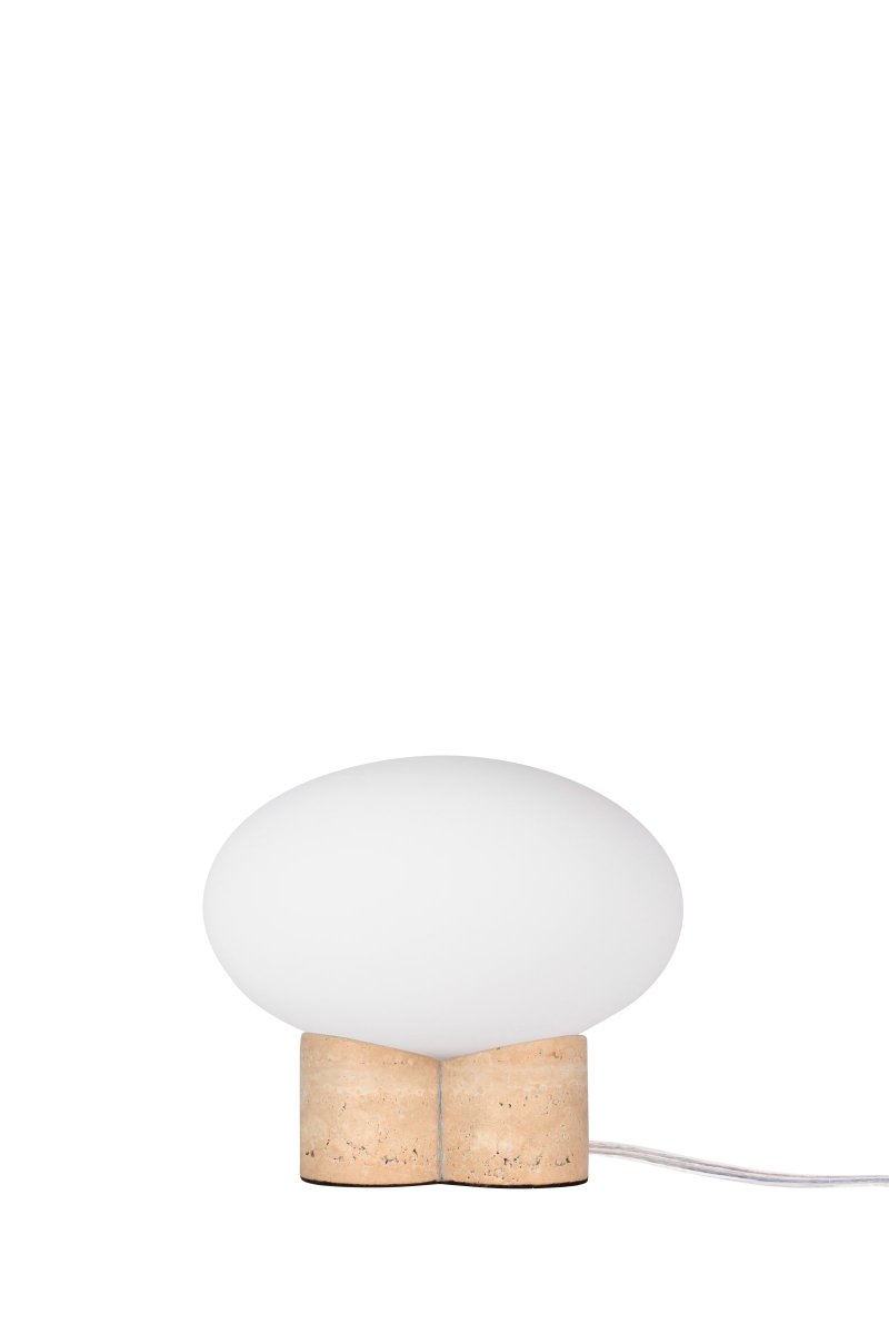 Mammut 18cm Tufo lámpara de mesa De Globen Lighting - La base de la lámpara está equipada con una pantalla de cristal redonda, blanca mate y aplanada, de un tamaño ligeramente sobredimensionado, que crea una expresión lúdica.