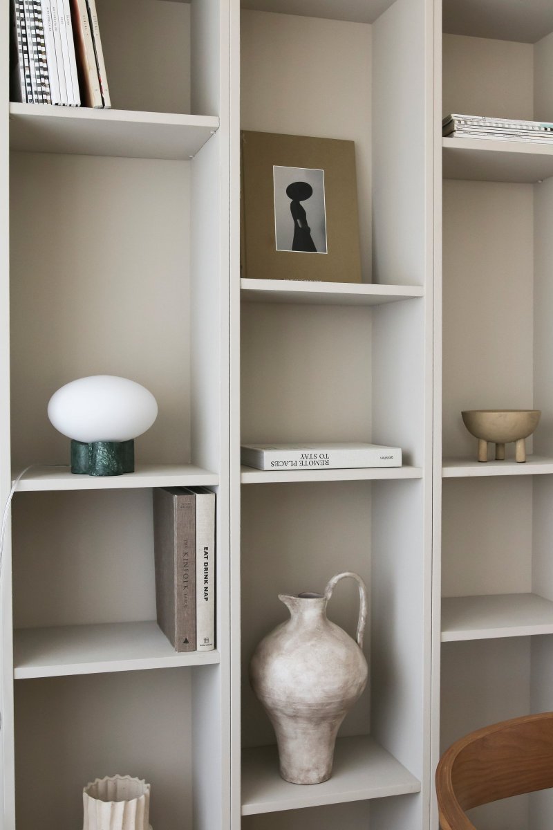 Mammut 18cm Verde lámpara de mesa De Globen Lighting - La base de la lámpara está equipada con una pantalla de cristal redonda, blanca mate y aplanada, de un tamaño ligeramente sobredimensionado, que crea una expresión lúdica.