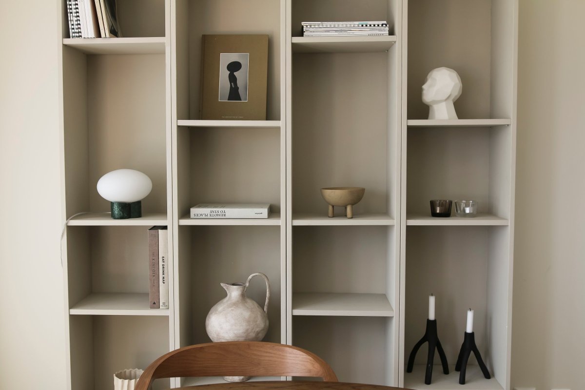 Mammut 18cm Verde lámpara de mesa De Globen Lighting - La base de la lámpara está equipada con una pantalla de cristal redonda, blanca mate y aplanada, de un tamaño ligeramente sobredimensionado, que crea una expresión lúdica.