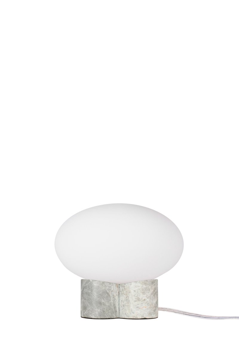 Mammut 18cm Gris lámpara de mesa De Globen Lighting - La base de la l&aacute;mpara est&aacute; equipada con una pantalla de cristal redonda, blanca mate y aplanada, de un tama&ntilde;o ligeramente sobredimensionado, que crea una expresi&oacute;n l&uacute;dica.