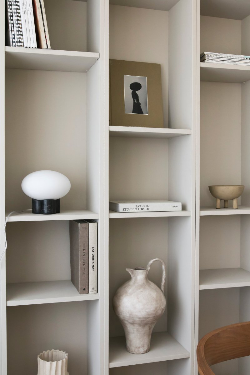 Mammut 18cm Negro lámpara de mesa De Globen Lighting - La base de la l&aacute;mpara est&aacute; equipada con una pantalla de cristal redonda, blanca mate y aplanada, de un tama&ntilde;o ligeramente sobredimensionado, que crea una expresi&oacute;n l&uacute;dica.