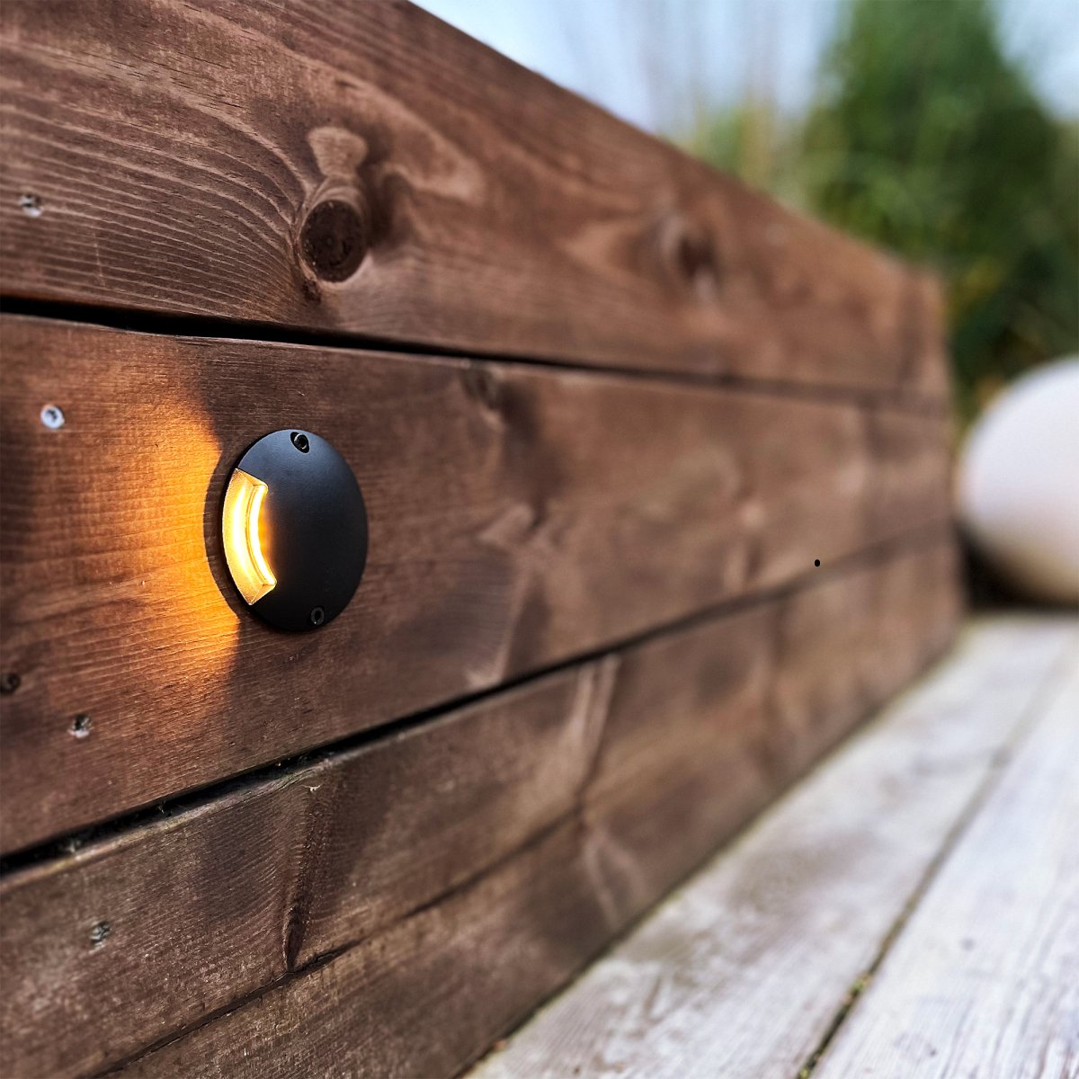 Zenit Negro De Lightson - Aplique de pared y de patio unidireccional que, con su luz blanca cálida decorativa, es una excelente opción para fachadas, vallas, muros, terrazas y patios.