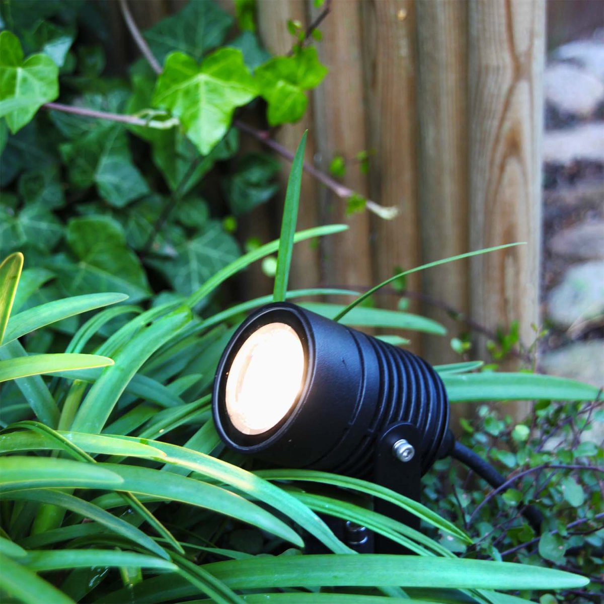 Nova Negro De Lightson - Con Nova puedes ajustar la intensidad de la luz y la temperatura de la luz (desde luz fría a luz cálida) para adaptarla a tu propósito.