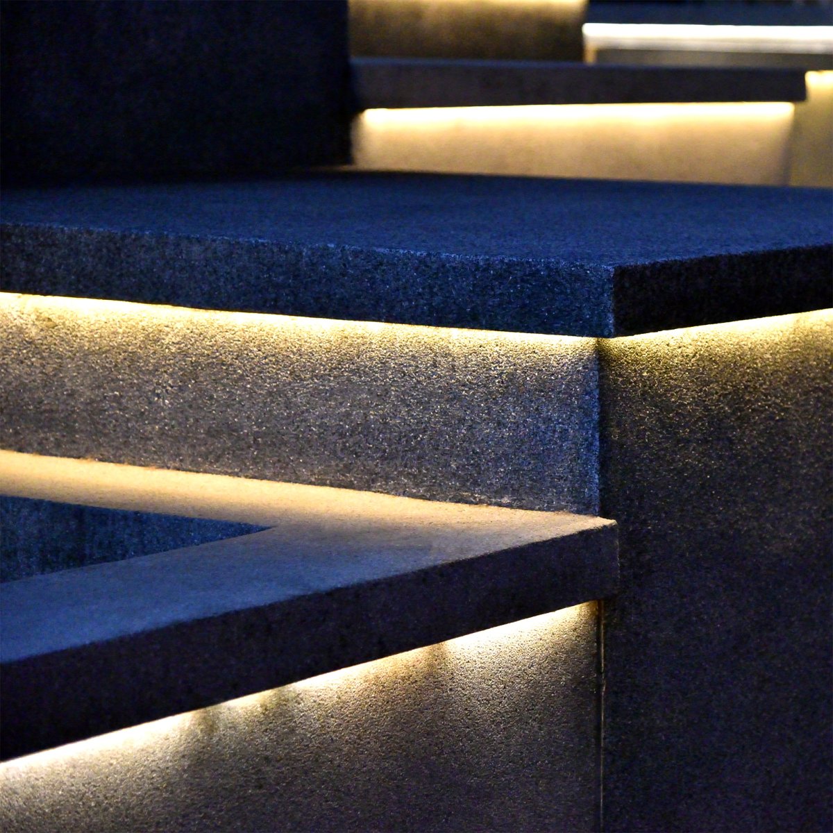 Strip (5m) Blanco De Lightson - La tira de luz flexible y adaptable (5m con cable de arranque de 3m) ofrece una luz blanca cálida homogénea, perfecta para zonas que a veces pueden resultar difíciles de iluminar y donde se quieren reforzar líneas en el jardín o en fachadas.