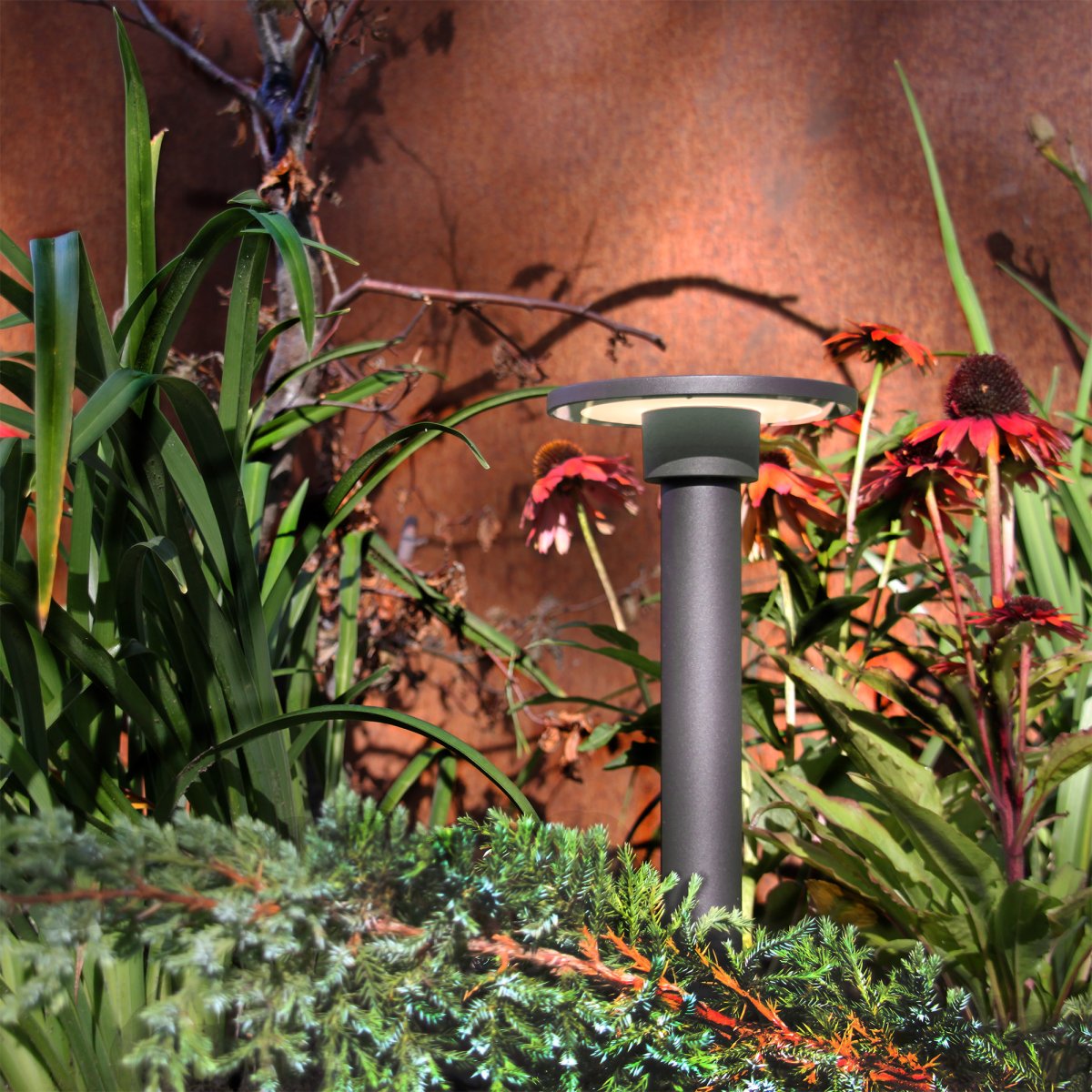 Orbit Gris oscuro De Lightson - Incluso cuando se utiliza en posición vertical en un macizo de flores, es eficaz e ilumina las plantas circundantes, mientras que la lámpara garantiza una distribución uniforme y fina de la luz.