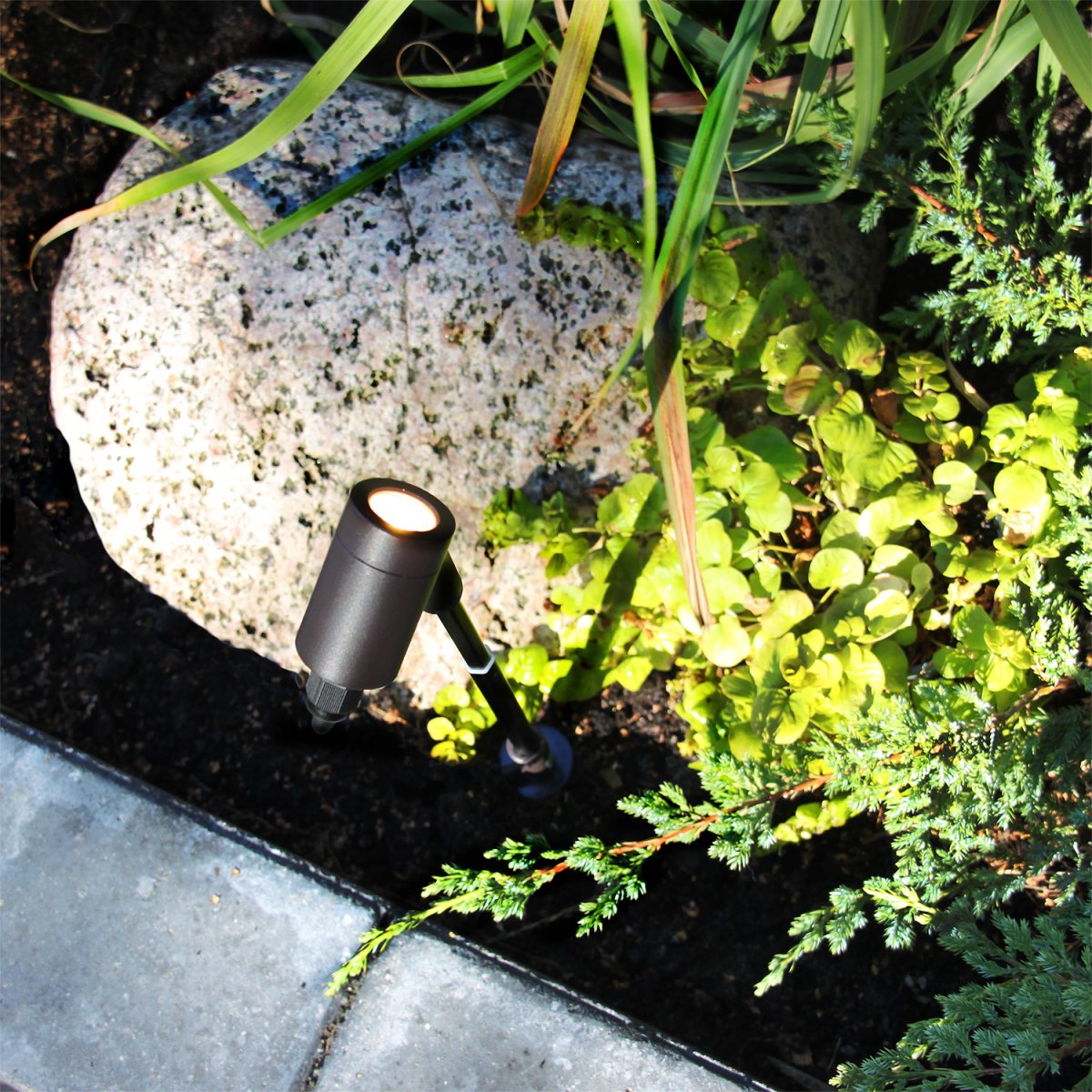 Astro Gris oscuro De Lightson - La luz se difunde maravillosamente y se puede dirigir tanto hacia arriba como hacia abajo, lo que hace que la lámpara sea adecuada para muchos tipos diferentes de arbustos y árboles, así como para aceras y caminos.