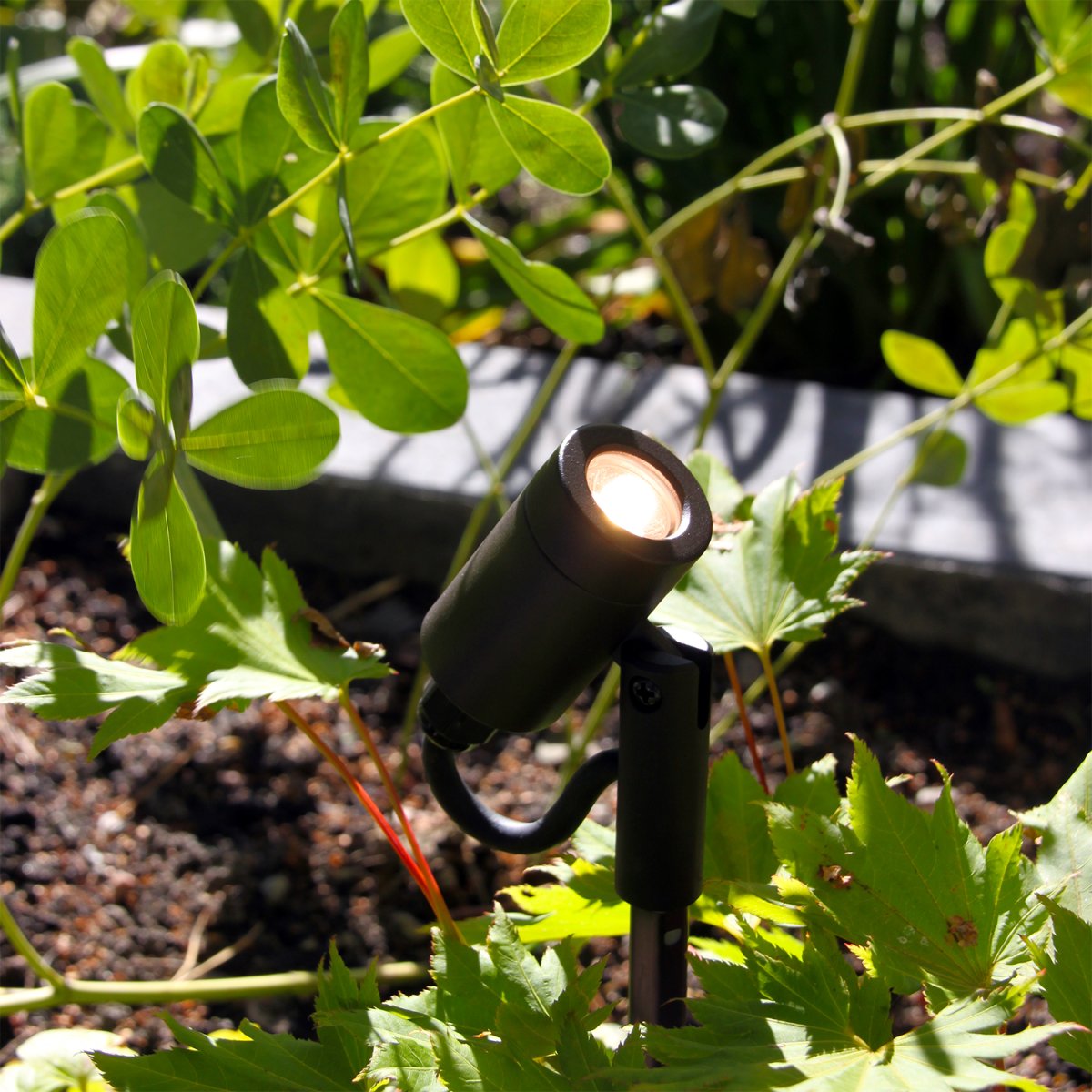 Astro Gris oscuro De Lightson - La luz se difunde maravillosamente y se puede dirigir tanto hacia arriba como hacia abajo, lo que hace que la lámpara sea adecuada para muchos tipos diferentes de arbustos y árboles, así como para aceras y caminos.