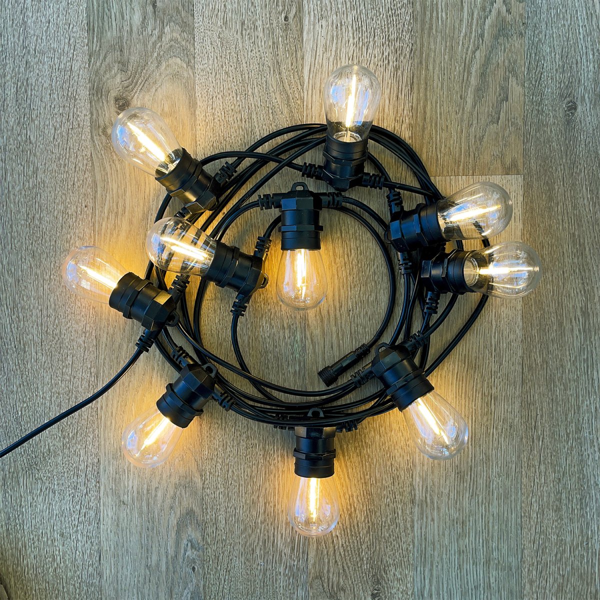 Cosy Negro De Lightson - El bucle tiene una longitud de 5 m, dispone de 10 fuentes de luz y se puede conectar f&aacute;cilmente a cualquiera de nuestros cables.