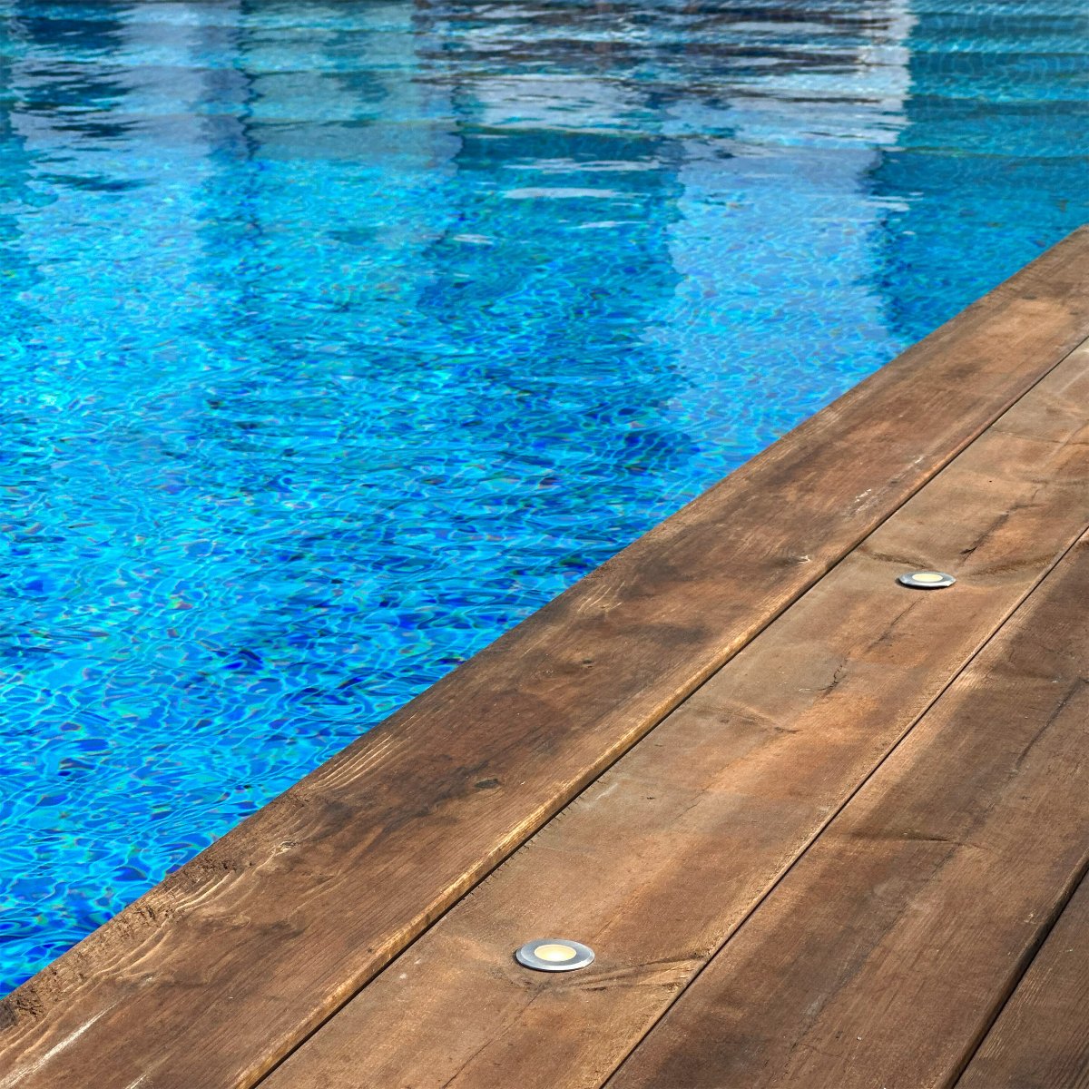 Dexter 10 Plata De Lightson - Dexter es una elegante y peque&ntilde;a luminaria de cubierta fabricada en aluminio para su instalaci&oacute;n en cubiertas de madera o pavimentos de piedra.