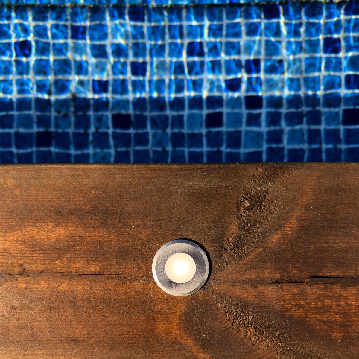 Dexter 10 Plata De Lightson - Dexter es una elegante y peque&ntilde;a luminaria de cubierta fabricada en aluminio para su instalaci&oacute;n en cubiertas de madera o pavimentos de piedra.