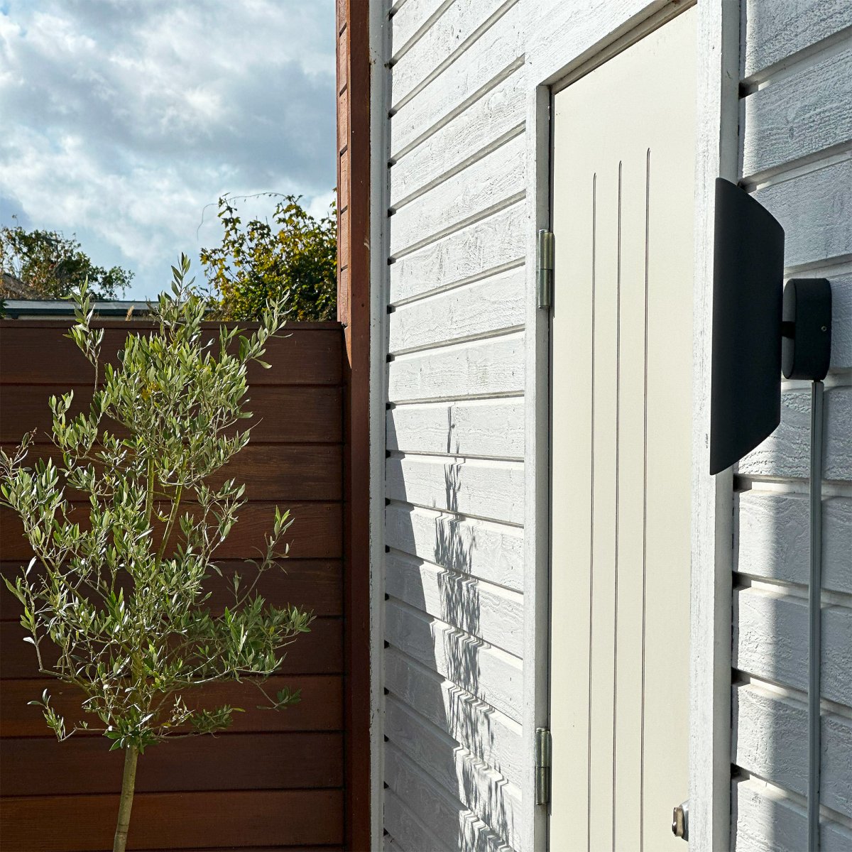 Wally Gris oscuro De Lightson - Enchufe de jard&iacute;n y Juego de LightsOn Un sistema de 12 voltios flexible y asequible para tu jard&iacute;n que puedes instalar t&uacute; mismo f&aacute;cilmente y ampliar posteriormente hasta 50 metros si es necesario.