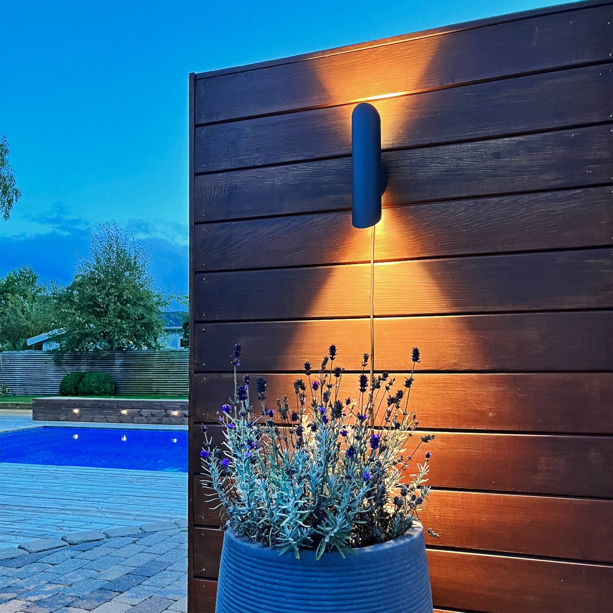 Wally Gris oscuro De Lightson - Enchufe de jard&iacute;n y Juego de LightsOn Un sistema de 12 voltios flexible y asequible para tu jard&iacute;n que puedes instalar t&uacute; mismo f&aacute;cilmente y ampliar posteriormente hasta 50 metros si es necesario.