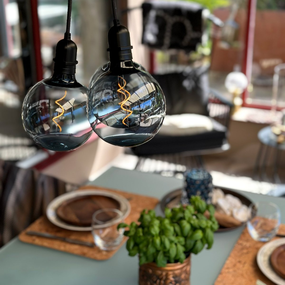 Gravity Negro De Lightson - Juntos, Gravity y la fuente de luz crean una lámpara que se puede colgar sobre una mesa de comedor, una mesa de café o en la esquina de una pérgola, por ejemplo.