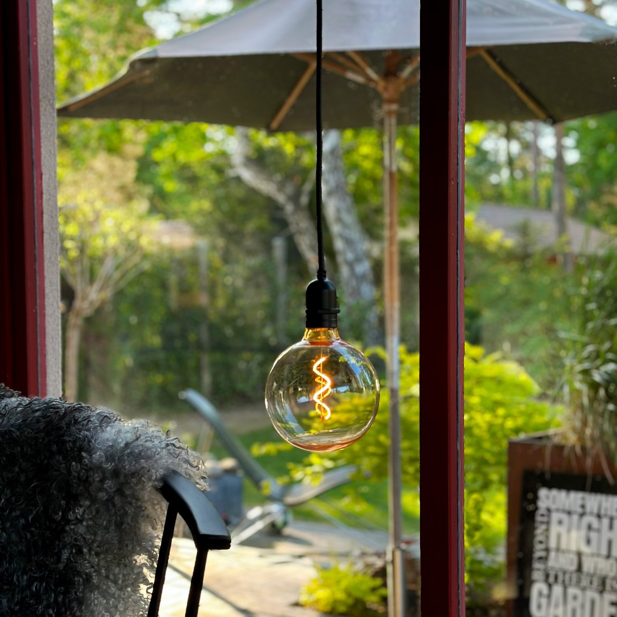 Gravity Negro De Lightson - Juntos, Gravity y la fuente de luz crean una lámpara que se puede colgar sobre una mesa de comedor, una mesa de café o en la esquina de una pérgola, por ejemplo.