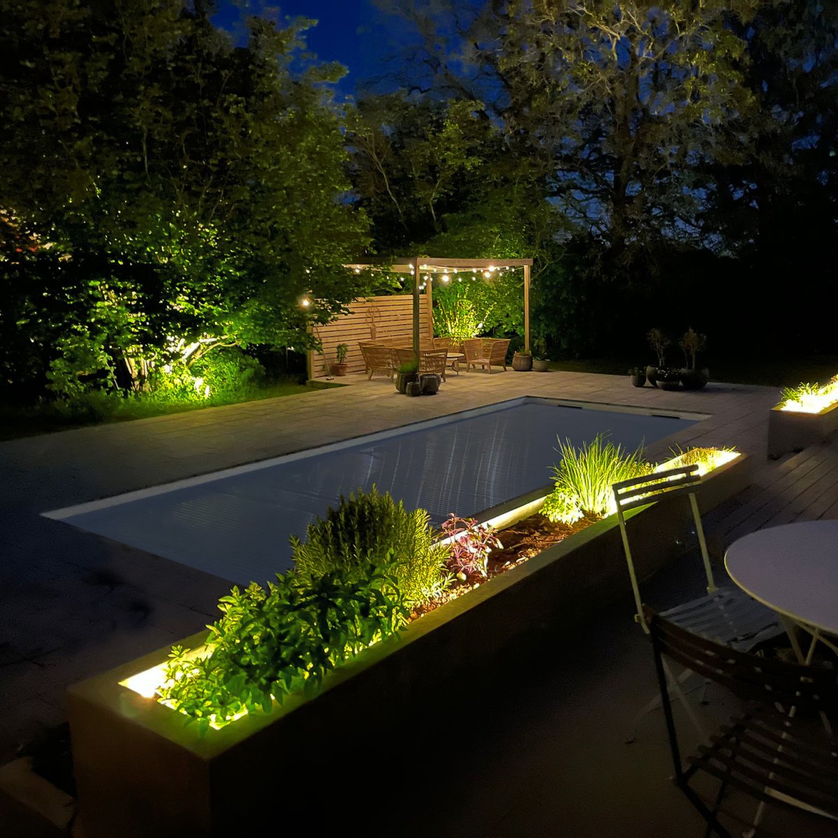 Strip (2.5m) Transparente De Lightson - También puedes colocarlo en el interior de una maceta o en el borde de un macizo de flores, donde puede resultar difícil conseguir un flujo de luz agradable y uniforme.