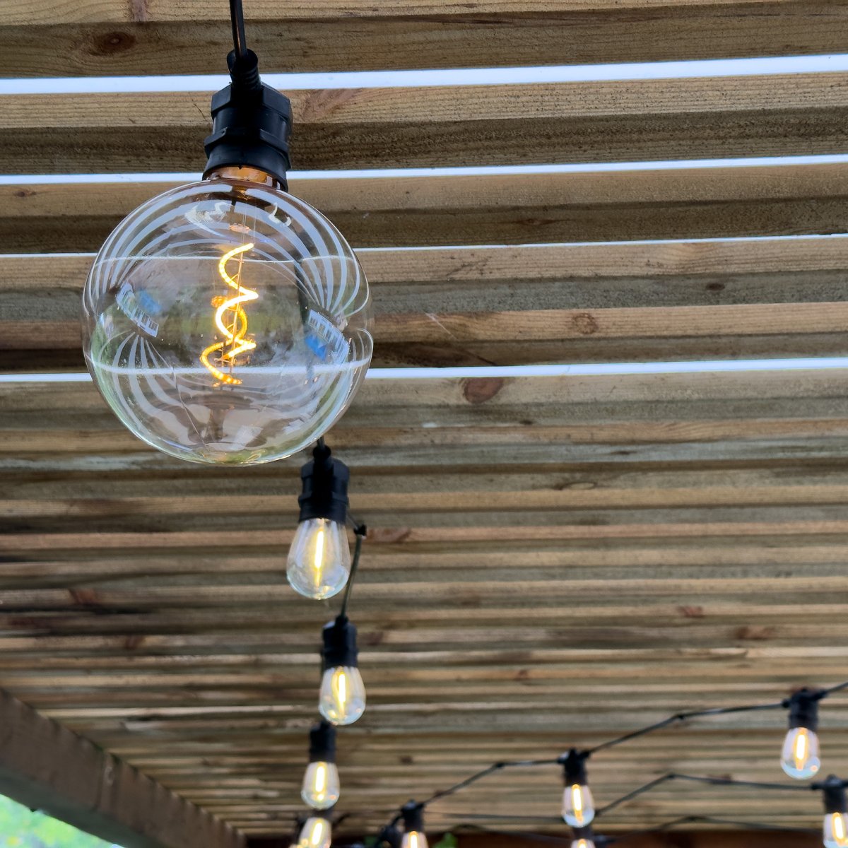 Deco bulb XL Transparente De Lightson - Esta bombilla decorativa con pantalla transparente resistente a la intemperie en formato XL (12 cm) es perfecta para la lámpara colgante Gravity, pero también para la lámpara de fiesta Cosy.