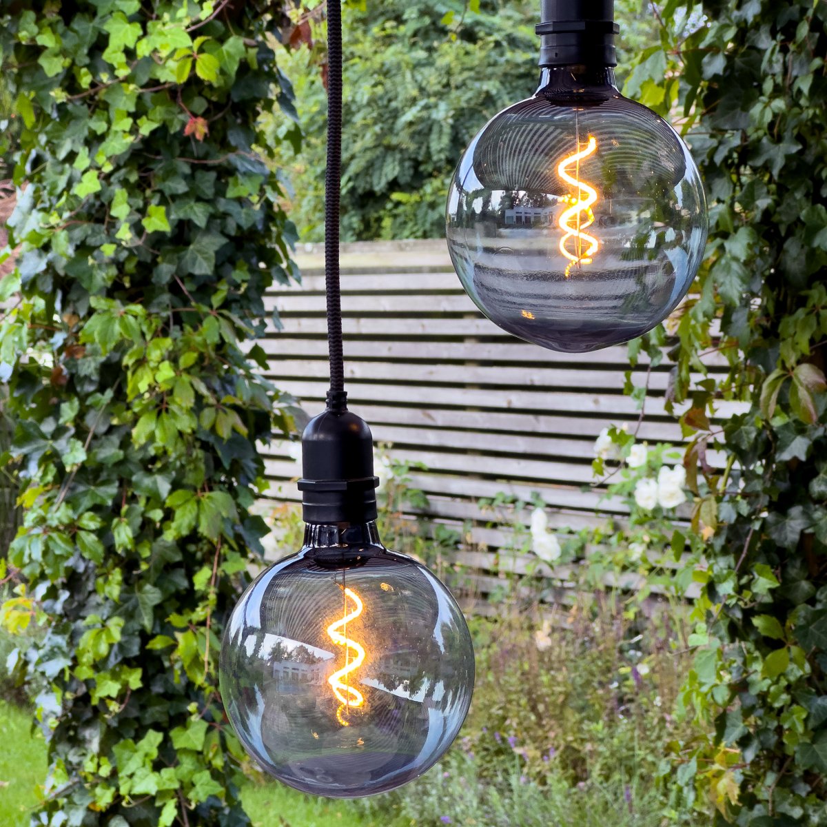 Deco bulb XL Color humo De Lightson - Esta bombilla decorativa con pantalla de color ahumado, resistente a la intemperie, en formato XL (12 cm) es perfecta para la lámpara colgante Gravity, pero también para la lámpara de fiesta Cosy.