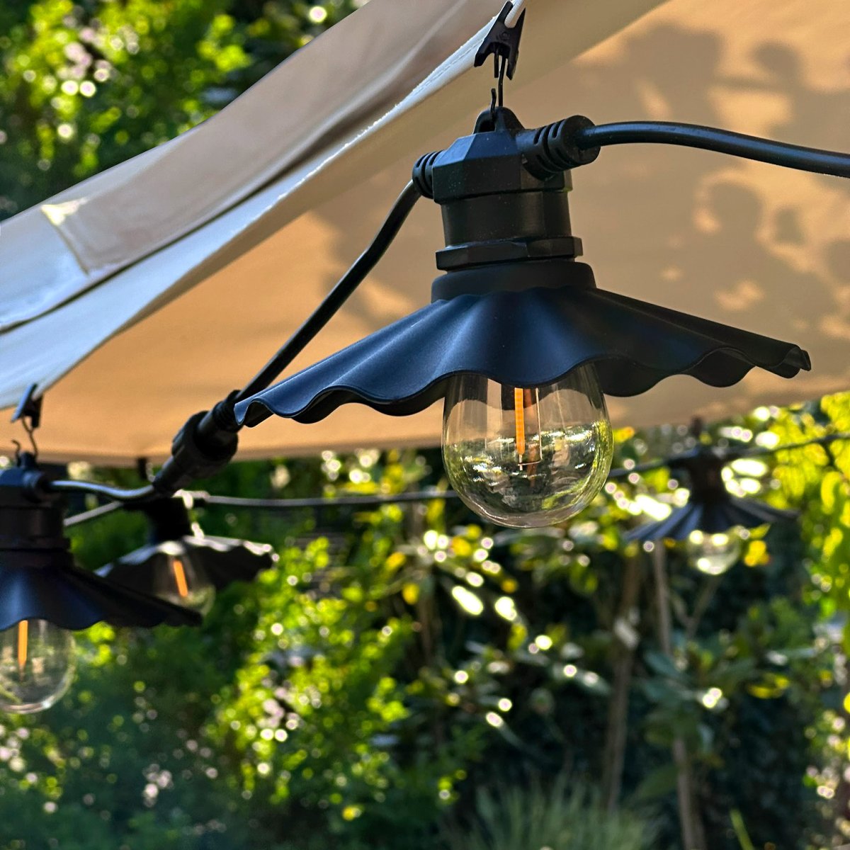 Shady 10 Negro De Lightson - Enchufe de jardín y Play by LightsOn: un sistema de 12 voltios flexible y asequible para su jardín que puede instalar usted mismo fácilmente y ampliar posteriormente hasta 50 metros si es necesario.