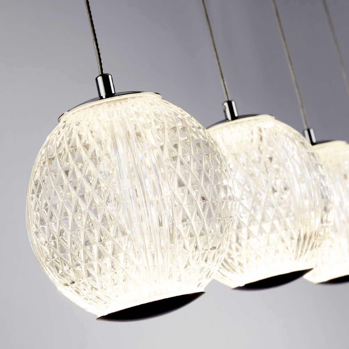 Allure 100cm Cromo Lámpas de techo De Searchlight - Ya sea que desee una luz direccional sobre la mesa del comedor o una iluminación ambiental más suave, la lámpara colgante Allure le ofrece la oportunidad de crear la sensación adecuada.