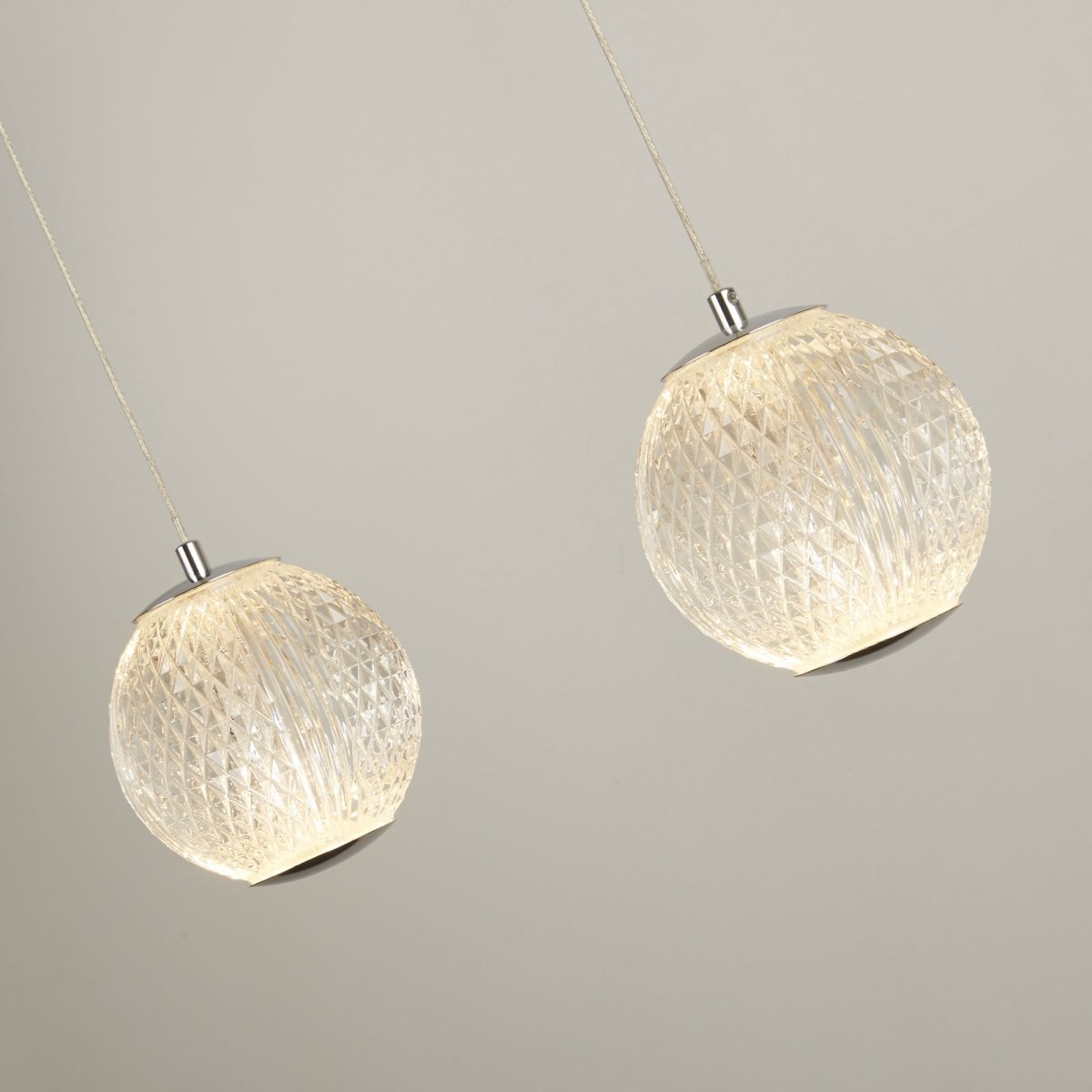 Allure 100cm Cromo Lámpas de techo De Searchlight - Ya sea que desee una luz direccional sobre la mesa del comedor o una iluminación ambiental más suave, la lámpara colgante Allure le ofrece la oportunidad de crear la sensación adecuada.