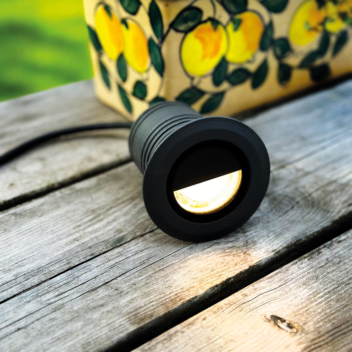 Onyx Gris oscuro De Lightson - Att belysa ensamma tr&auml;d som st&aring;r direkt i gr&auml;smattan eller stens&auml;ttningen &auml;r v&auml;ldigt effektfullt f&ouml;r en tr&auml;dg&aring;rd.