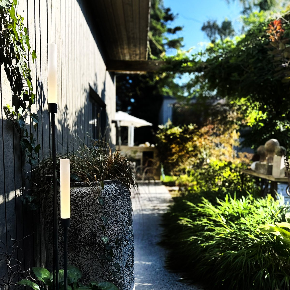 Frost Gris oscuro De Lightson - Frost &auml;r ett elegant set av tv&aring; ljuspelare i m&ouml;rkgr&aring; aluminium som f&ouml;rvandlar dina utomhusmilj&ouml;er med sitt varma, mjuka ljus.