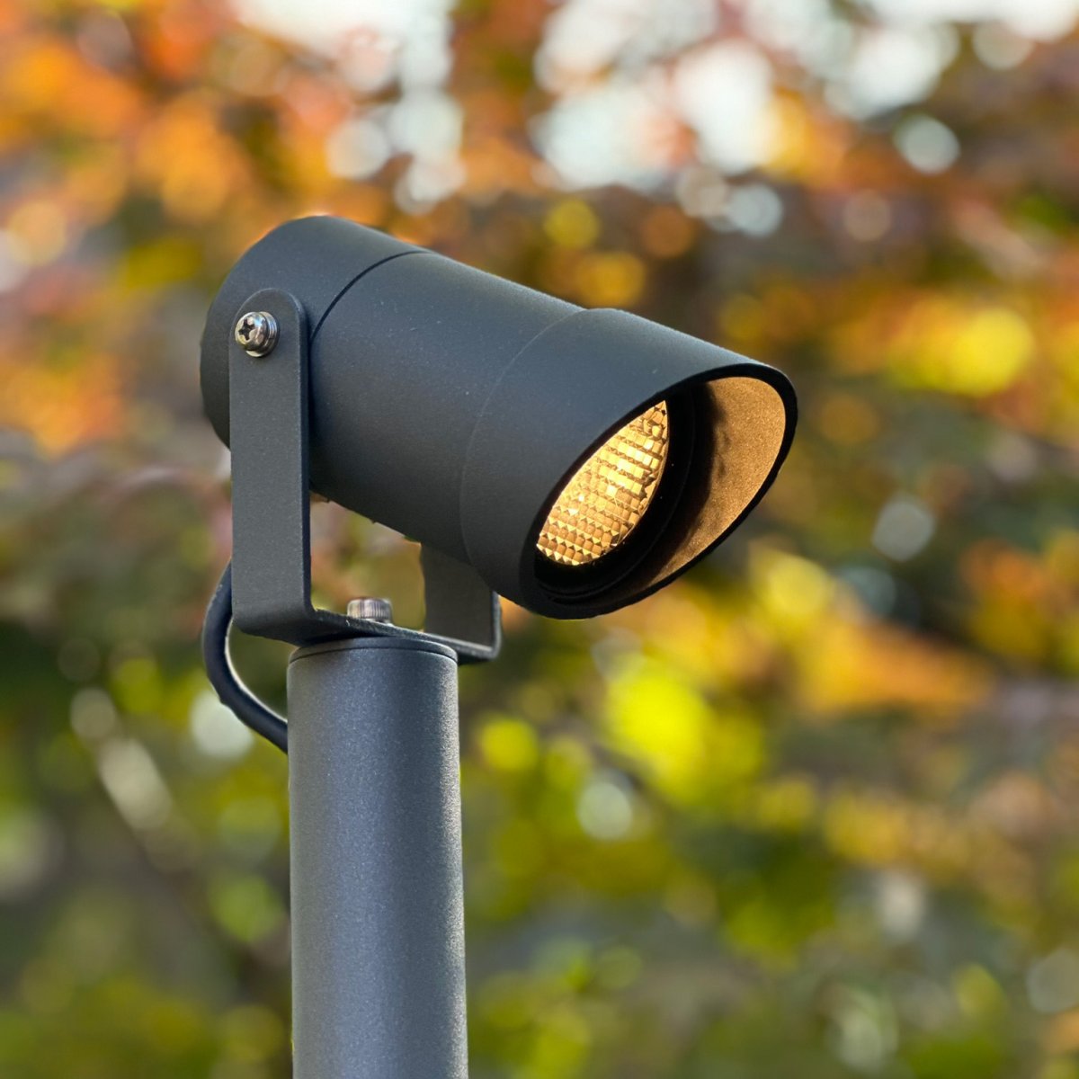 Protector antideslumbrante Luna Gris oscuro De Lightson - La rejilla, con un diámetro interior de 60 mm, se atornilla a la luminaria y se fija con un pequeño tornillo.