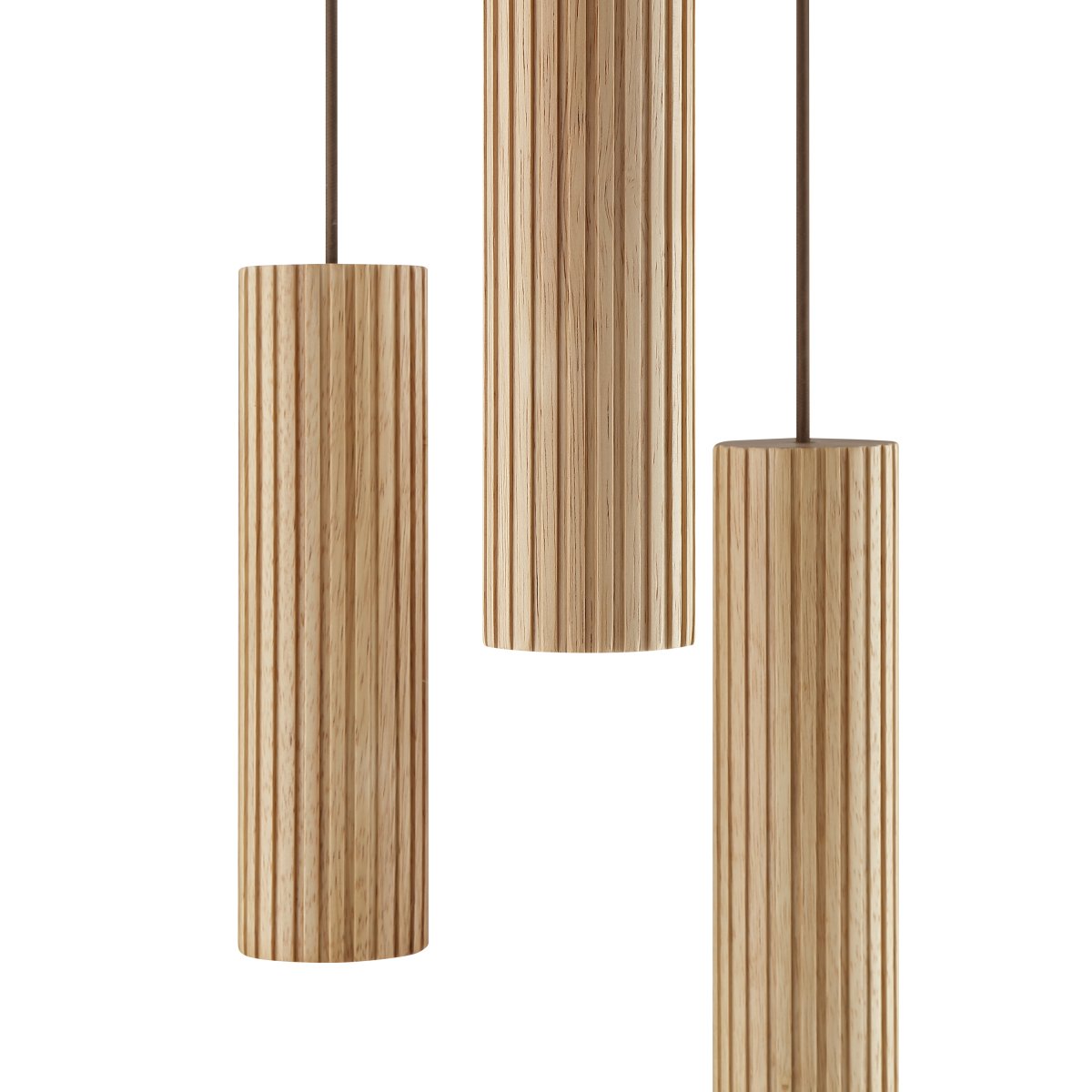 Lakewood Ø28 Madera Lámpas de techo De Brilliant - La lámpara colgante Lakewood combina metal marrón con tres pantallas cilíndricas de madera acanalada, creando un ambiente cálido y natural en cualquier estancia.