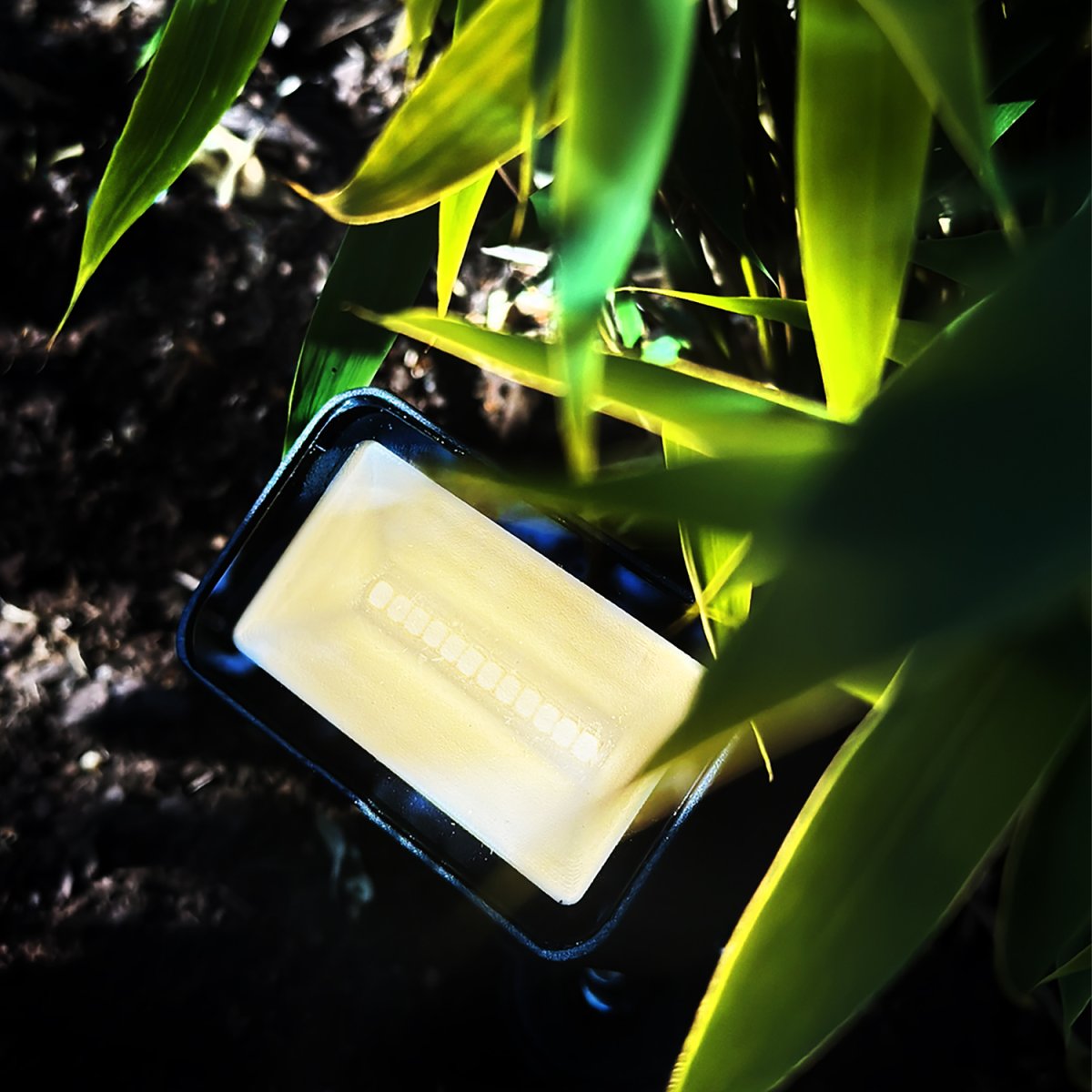 Stella Gris oscuro De Lightson - Stella &auml;r en m&ouml;rkgr&aring; markspot i aluminium som med sin bredstr&aring;lande ljusbild skapar en mjuk och j&auml;mn belysning som lyfter fram detaljerna i utemilj&ouml;n.