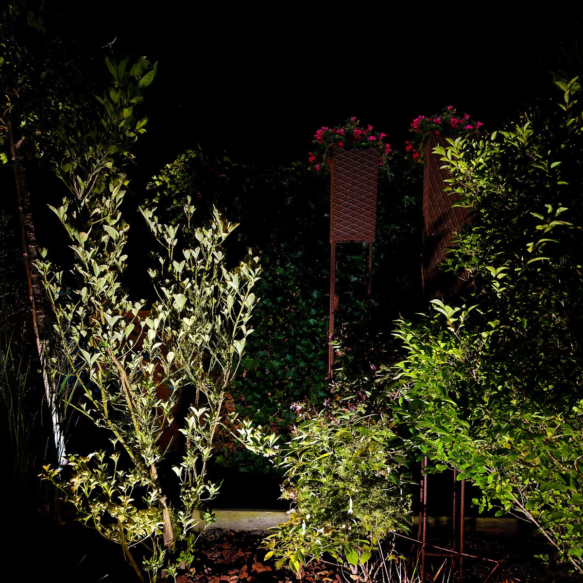 Stella Gris oscuro De Lightson - Stella &auml;r en m&ouml;rkgr&aring; markspot i aluminium som med sin bredstr&aring;lande ljusbild skapar en mjuk och j&auml;mn belysning som lyfter fram detaljerna i utemilj&ouml;n.