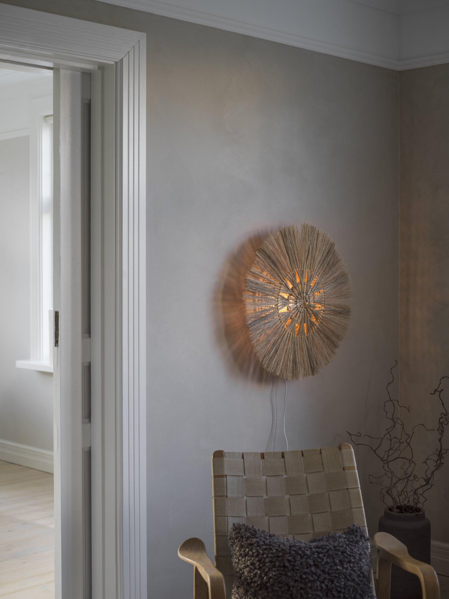 Amara Ø60 Naturaleza lámpara de pared De PR Home - El material natural puede variar de color, cada paraguas está hecho a mano y pueden ocurrir ligeras variaciones de tamaño.