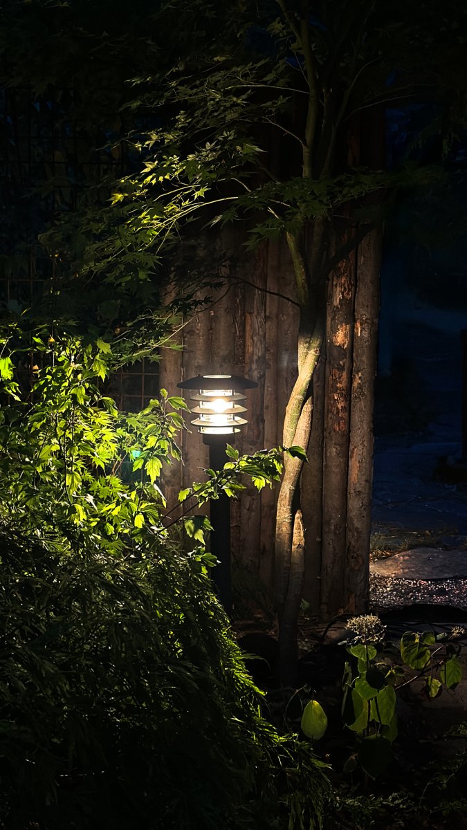 Saturnus Gris oscuro De Lightson - Tambi&eacute;n es un complemento ideal para plantas donde no se desean usar focos de suelo, sino luz desde arriba para crear un &aacute;rea bien iluminada.