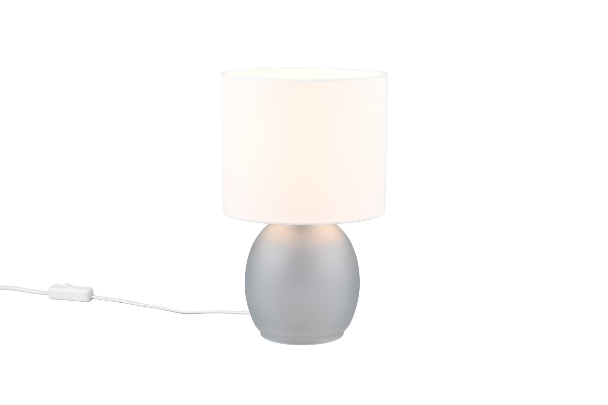 Vela 30cm Gris lámpara de mesa De Trio Lighting - La lámpara de mesa presenta una elegante pantalla de tela y una base de vidrio redondeada y bien formada, que juntas crean una impresión armoniosa.