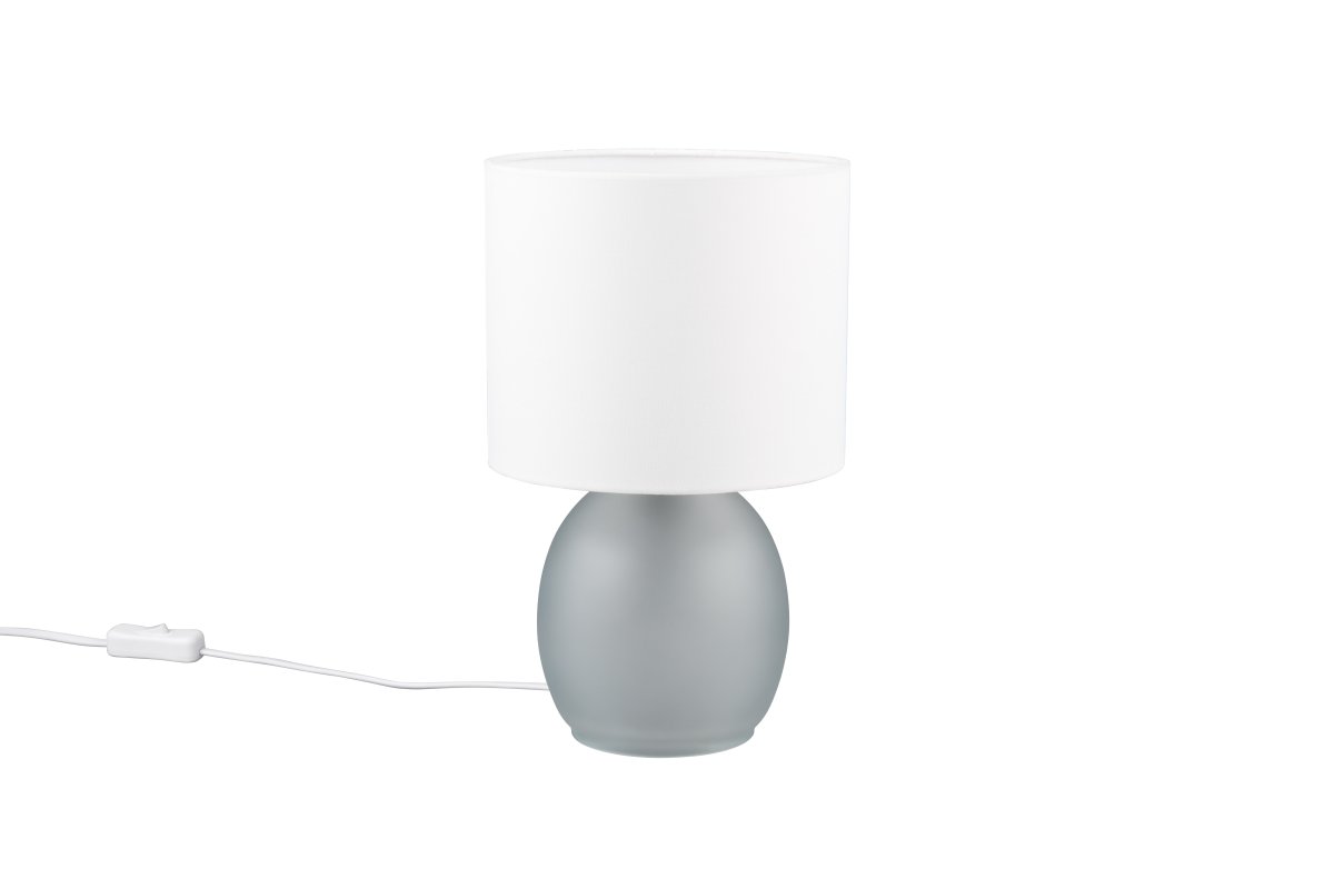 Vela 30cm Gris lámpara de mesa De Trio Lighting - La lámpara de mesa presenta una elegante pantalla de tela y una base de vidrio redondeada y bien formada, que juntas crean una impresión armoniosa.