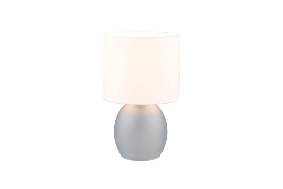 Vela 30cm Gris lámpara de mesa De Trio Lighting - La lámpara de mesa presenta una elegante pantalla de tela y una base de vidrio redondeada y bien formada, que juntas crean una impresión armoniosa.