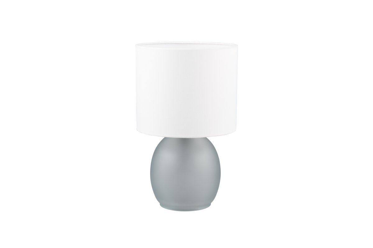Vela 30cm Gris lámpara de mesa De Trio Lighting - La lámpara de mesa presenta una elegante pantalla de tela y una base de vidrio redondeada y bien formada, que juntas crean una impresión armoniosa.