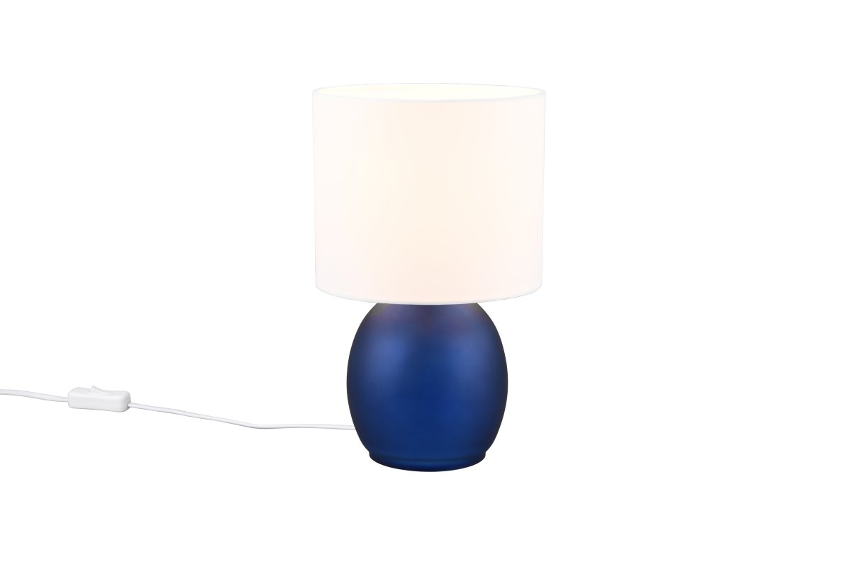Vela 30cm Azul lámpara de mesa De Trio Lighting - La l&aacute;mpara de mesa presenta una elegante pantalla de tela y una base de vidrio redondeada y bien formada, que juntas crean una impresi&oacute;n armoniosa.