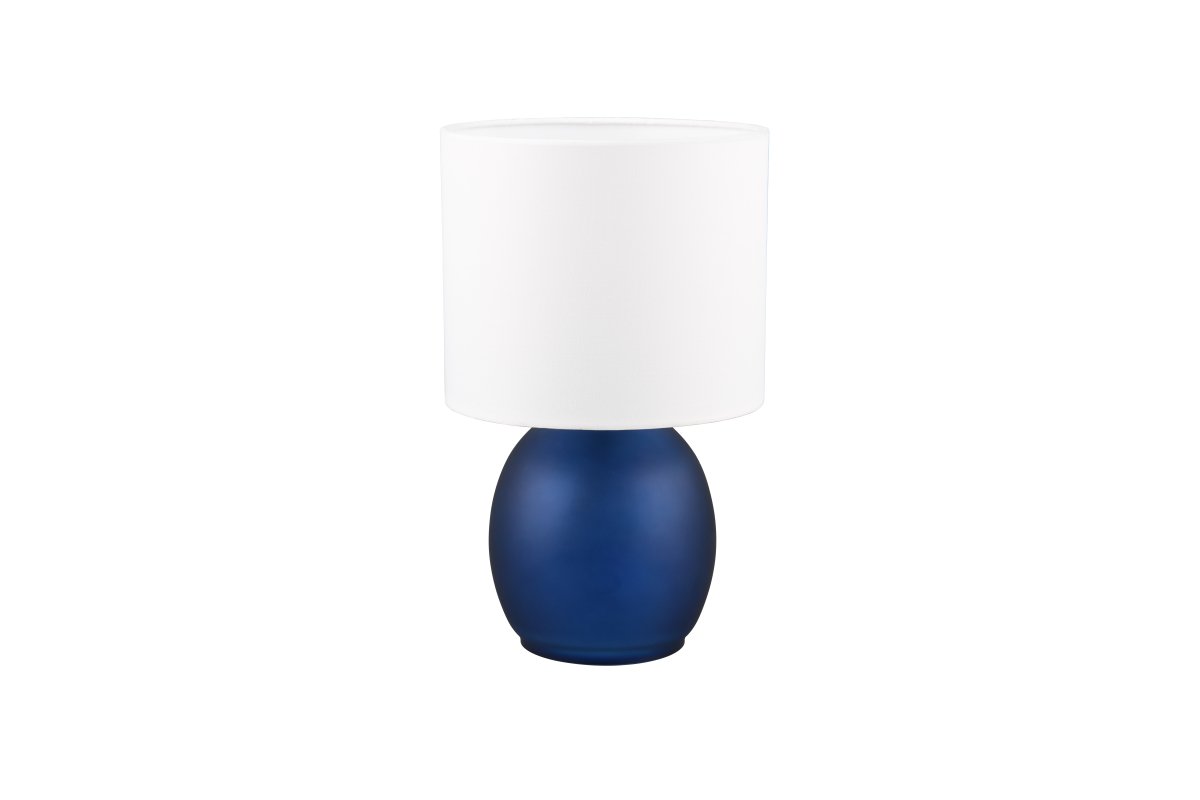 Vela 30cm Azul lámpara de mesa De Trio Lighting - La l&aacute;mpara de mesa presenta una elegante pantalla de tela y una base de vidrio redondeada y bien formada, que juntas crean una impresi&oacute;n armoniosa.