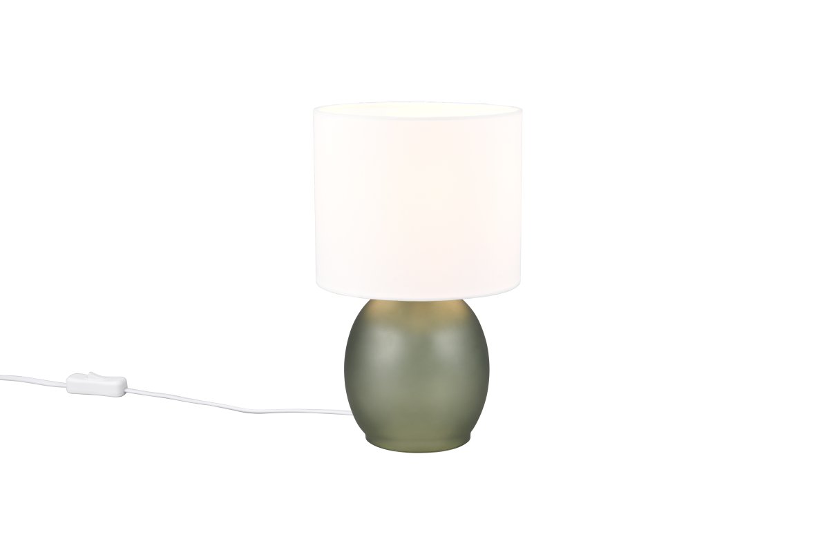 Vela 30cm Verde lámpara de mesa De Trio Lighting - La lámpara de mesa presenta una elegante pantalla de tela y una base de vidrio redondeada y bien formada, que juntas crean una impresión armoniosa.
