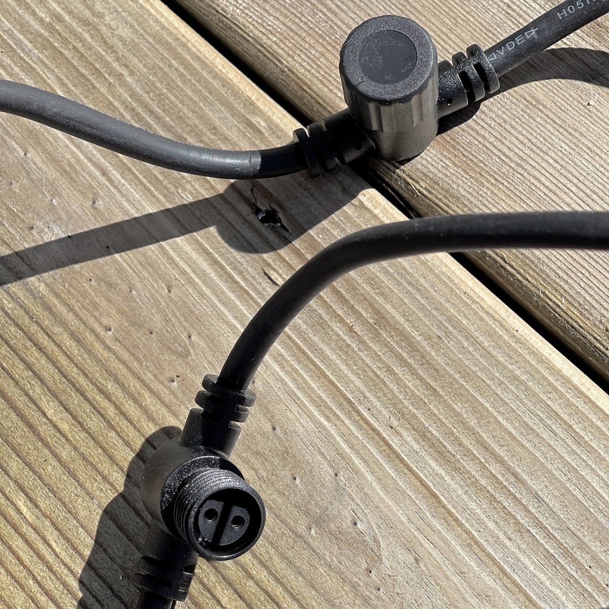 Grenkabel 1m Negro De Lightson - Cable de extensi&oacute;n de goma de un metro de longitud con cinco enchufes a lo largo del cable y uno m&aacute;s en el extremo.